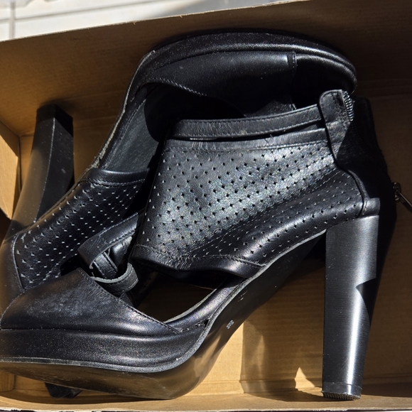 Leather platform heel - Picture 2 of 5